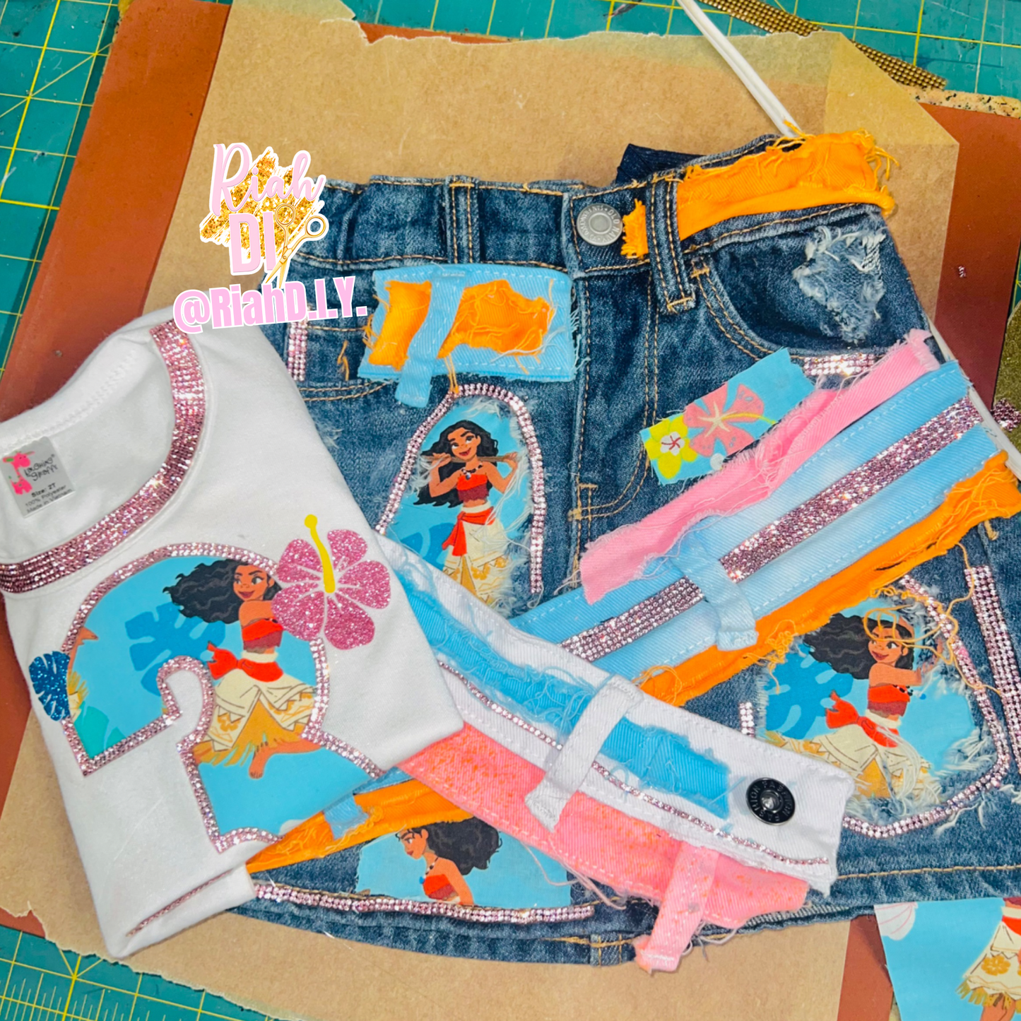 Conjunto de falda vaquera con personajes