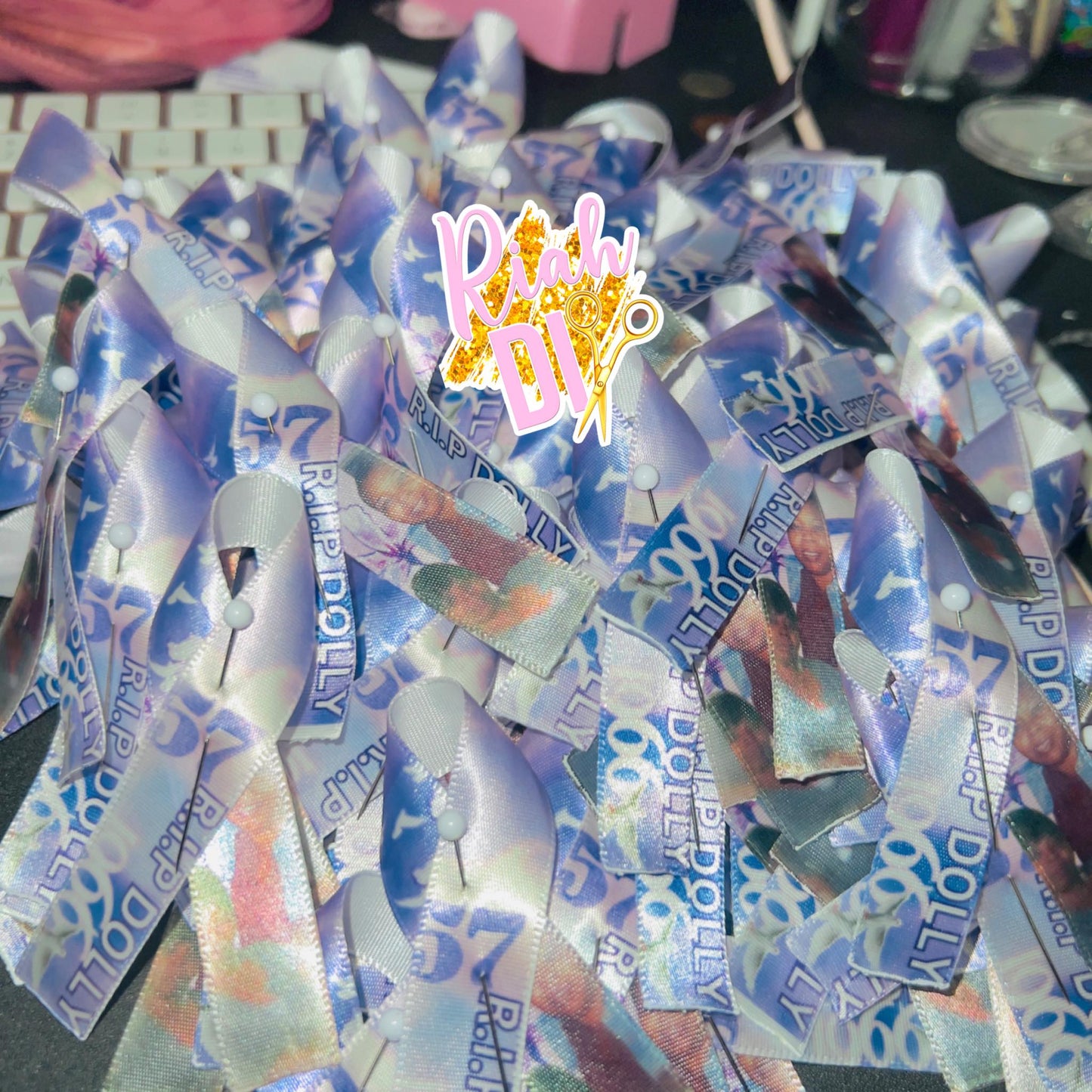 Pines de cinta conmemorativos personalizados