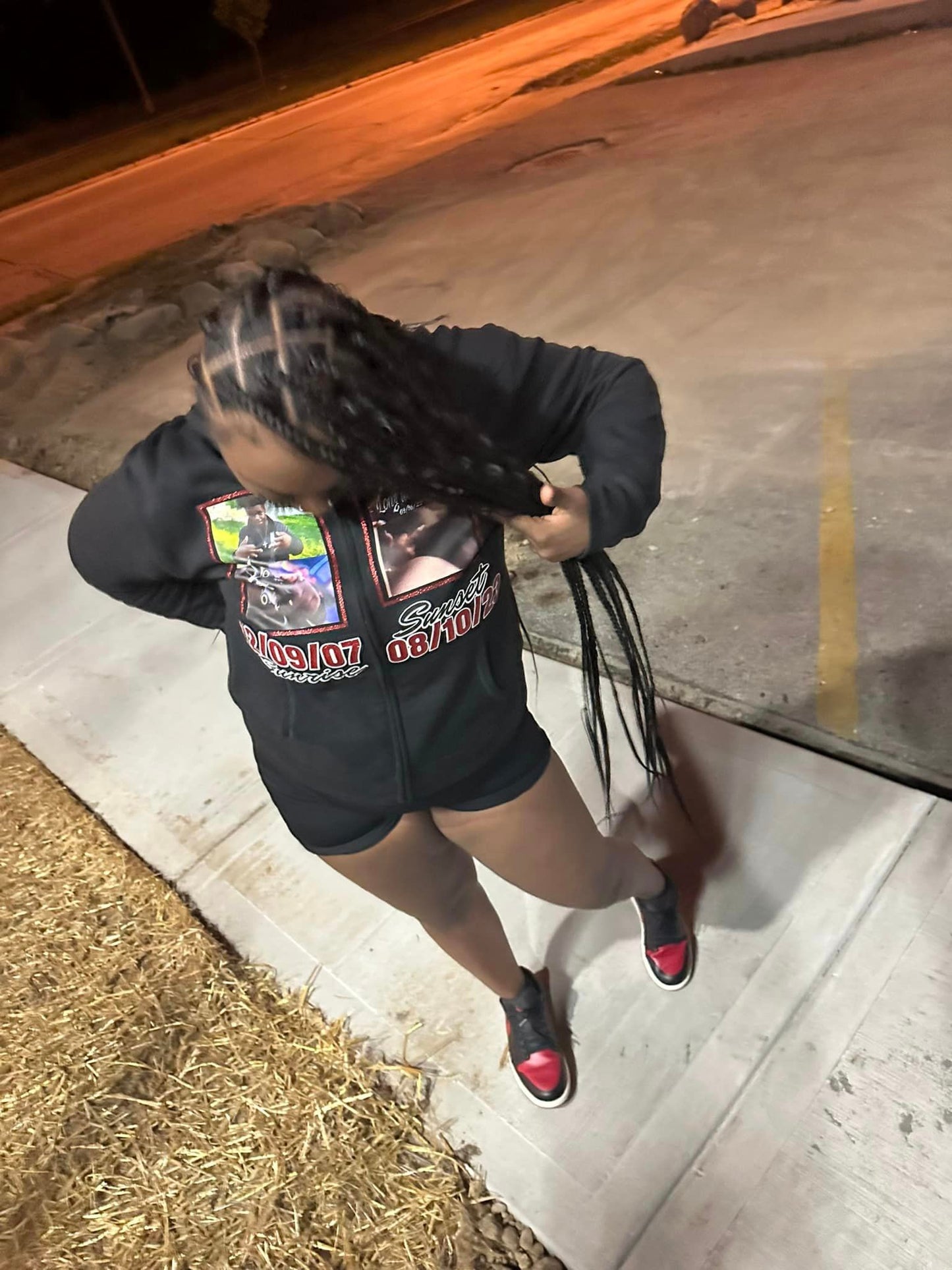 Sudadera básica con capucha y cremallera frontal con dos imágenes