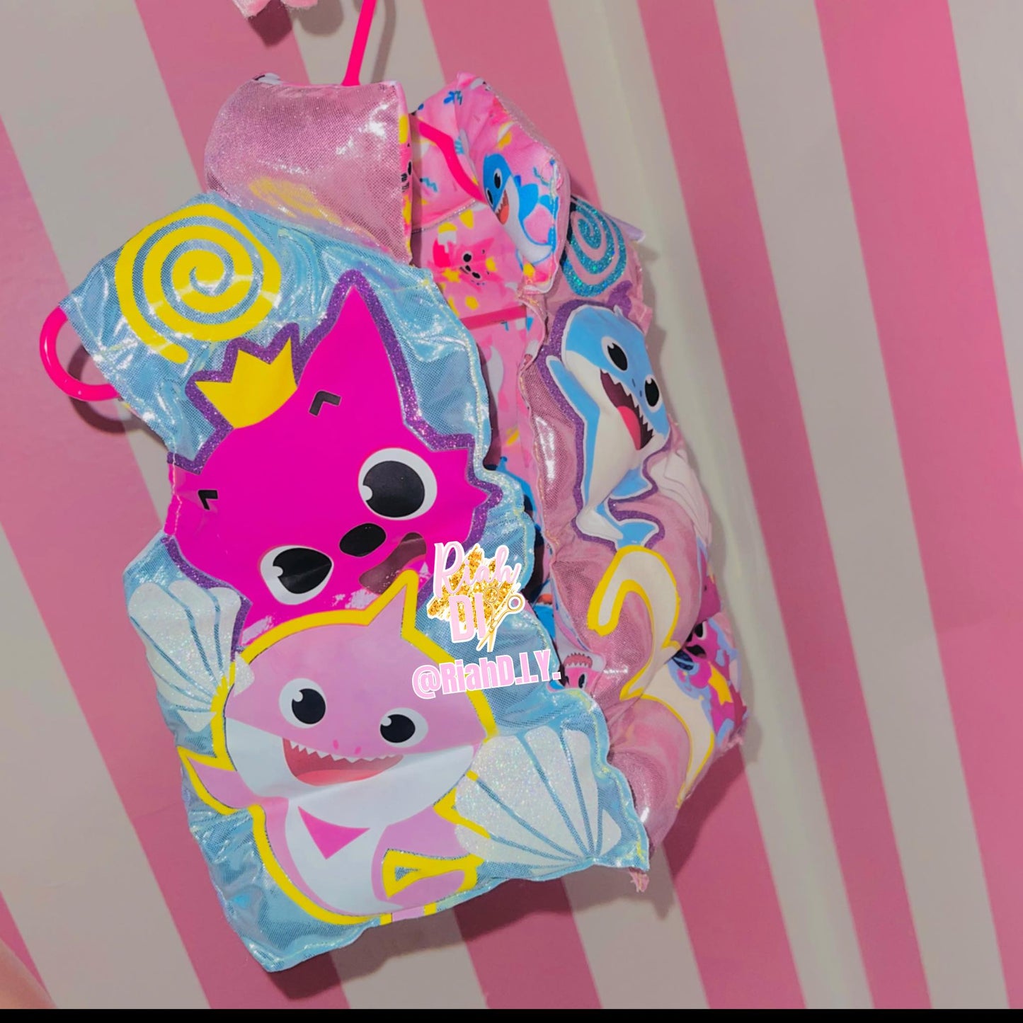 Falda y chaleco con círculos de personajes