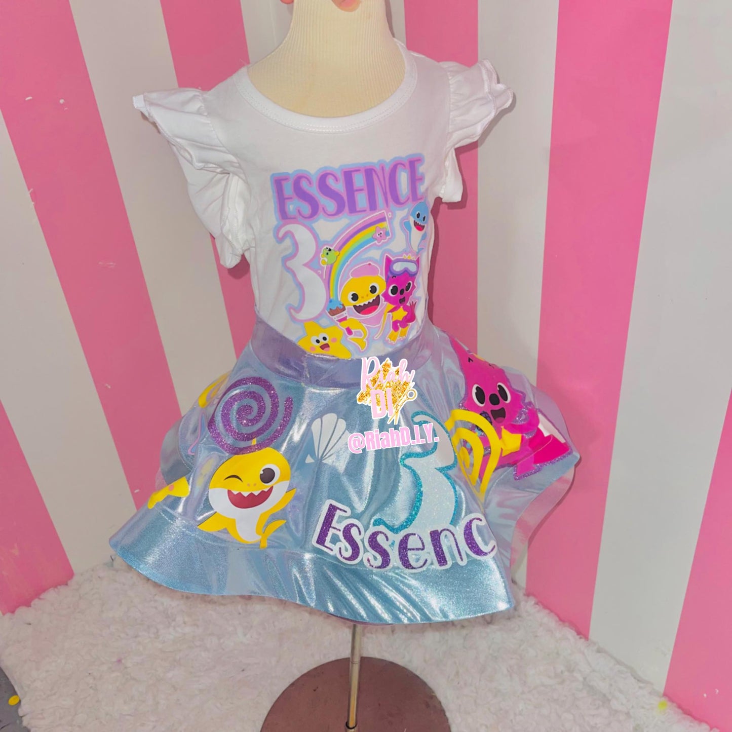 Falda y chaleco con círculos de personajes
