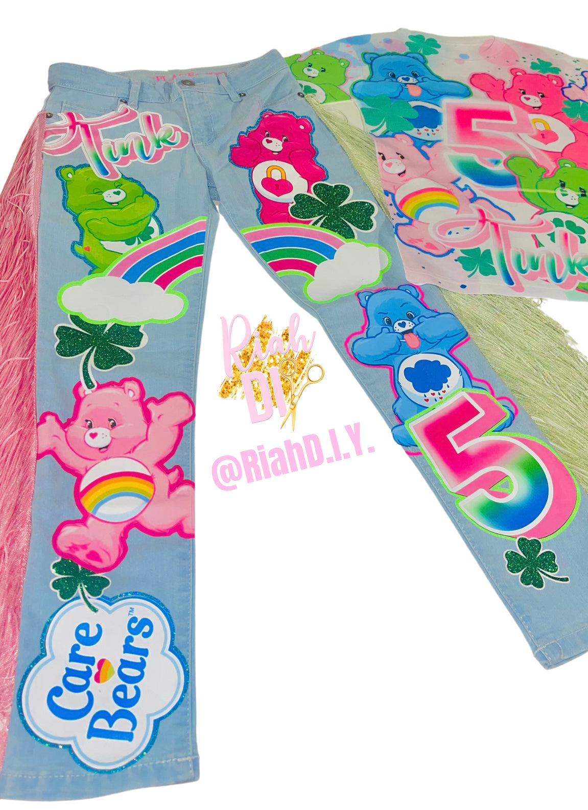 Vaqueros con borlas y camiseta 3D