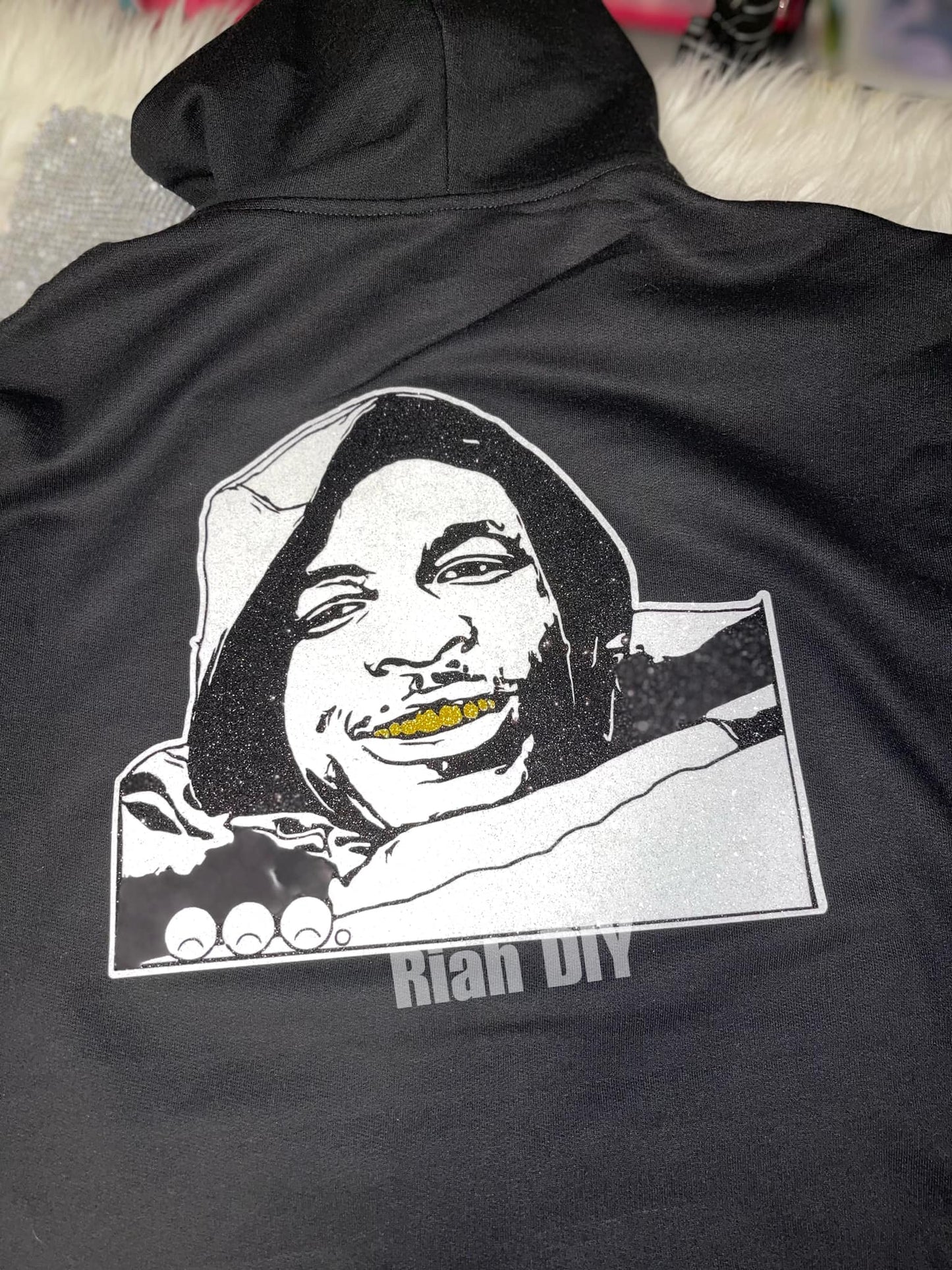 Sudadera con capucha básica con imagen y cara brillante