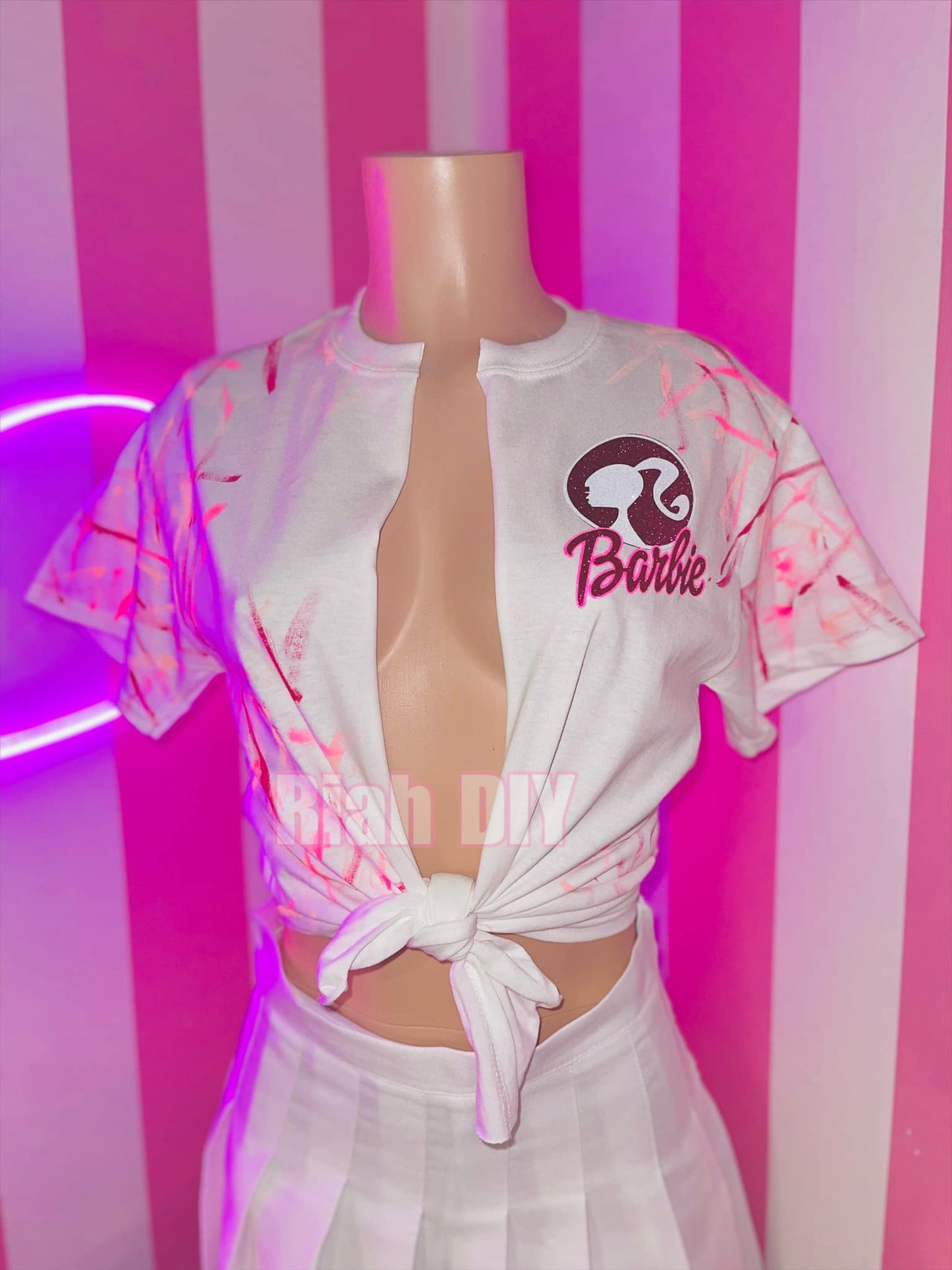 Camiseta con abertura y salpicaduras de pintura personalizada