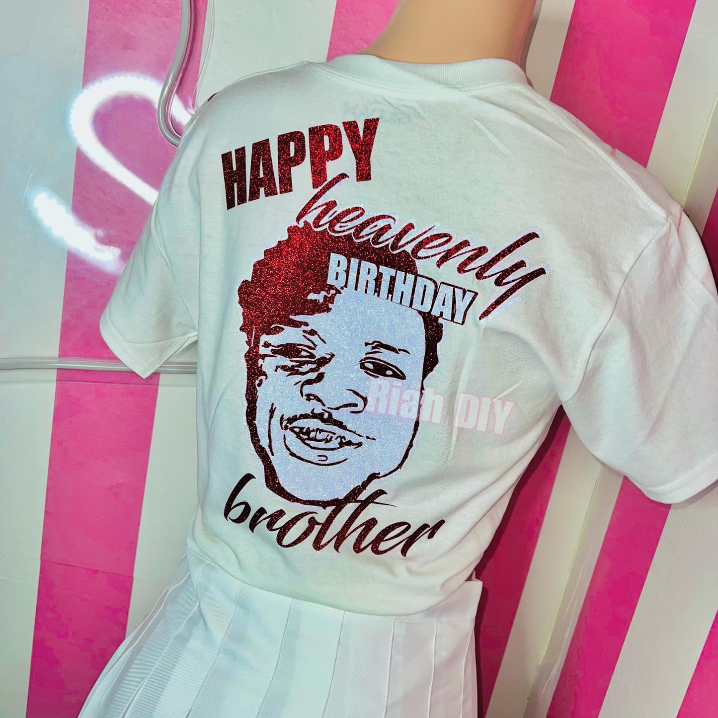 Camiseta con abertura y salpicaduras de pintura personalizada