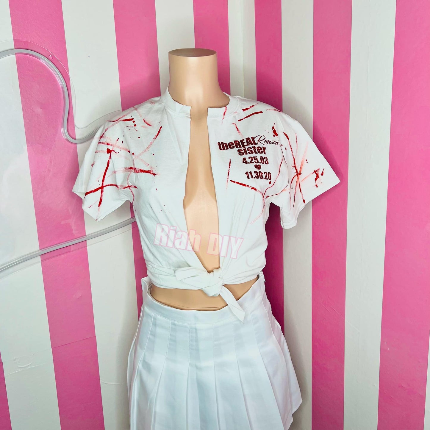 Camiseta con abertura y salpicaduras de pintura personalizada