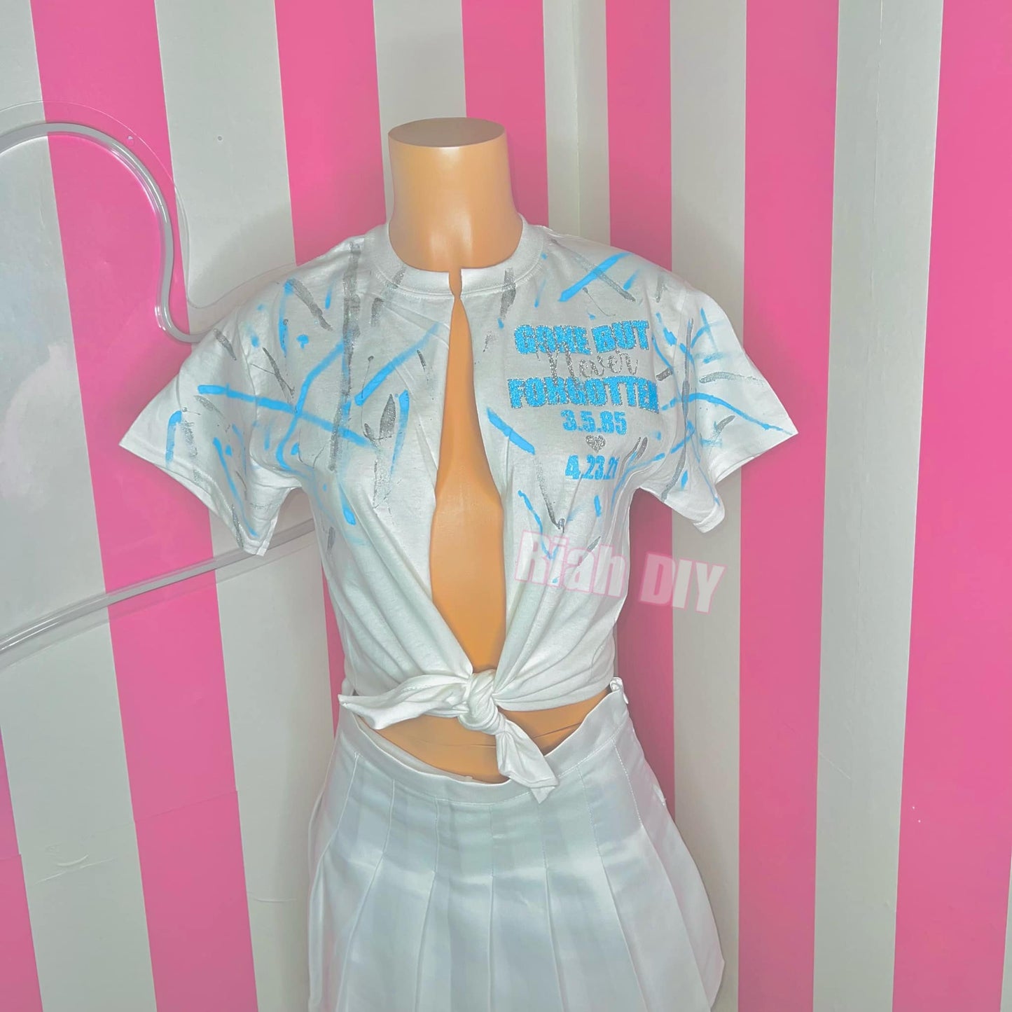 Camiseta con abertura y salpicaduras de pintura personalizada