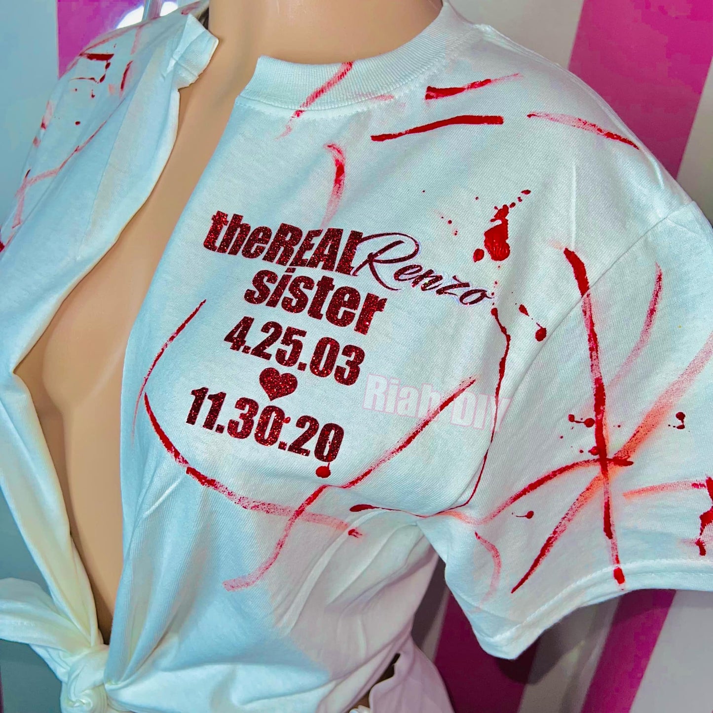 Camiseta con abertura y salpicaduras de pintura personalizada