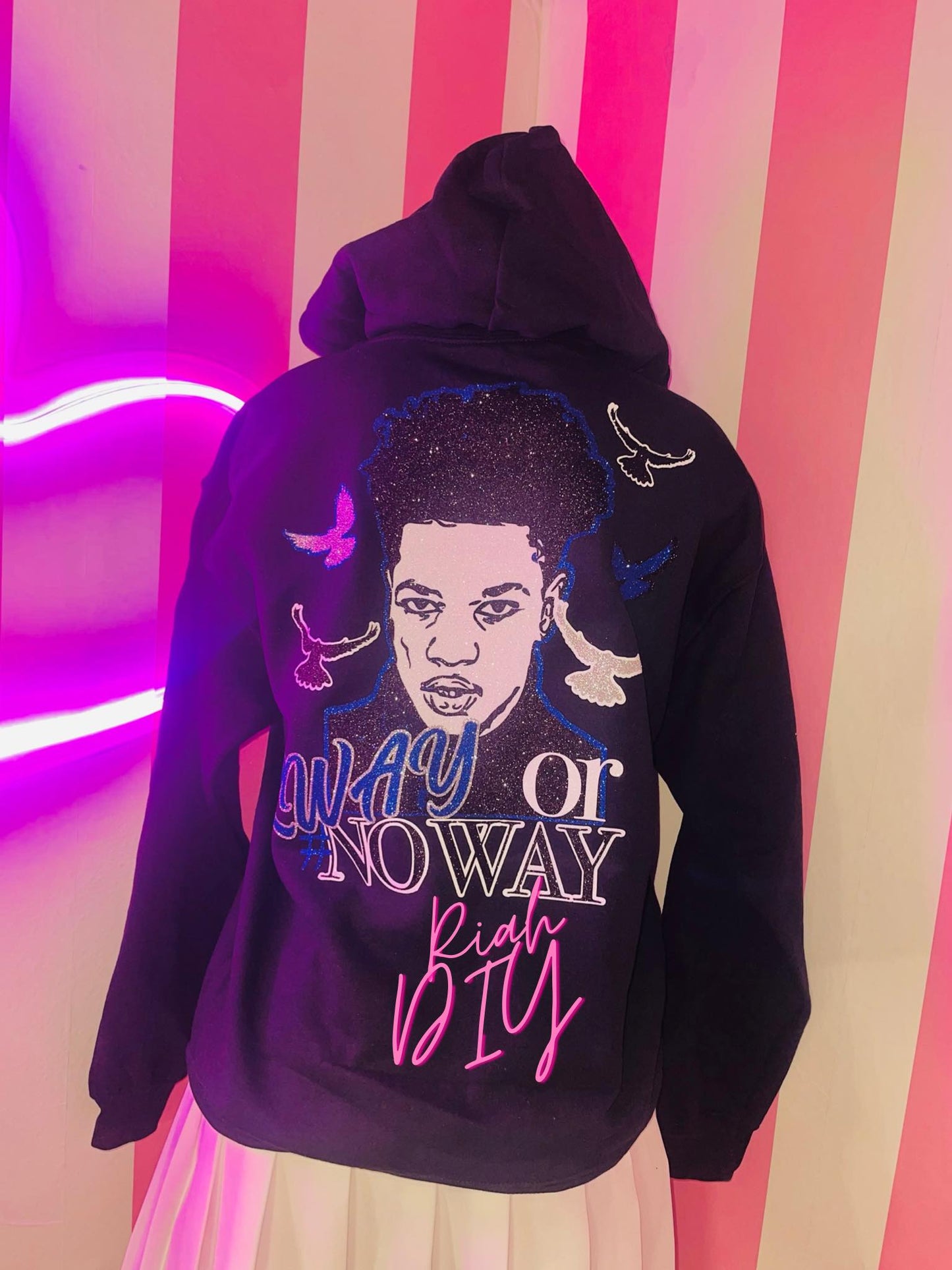 Sudadera con capucha y cara brillante con dos imágenes al frente