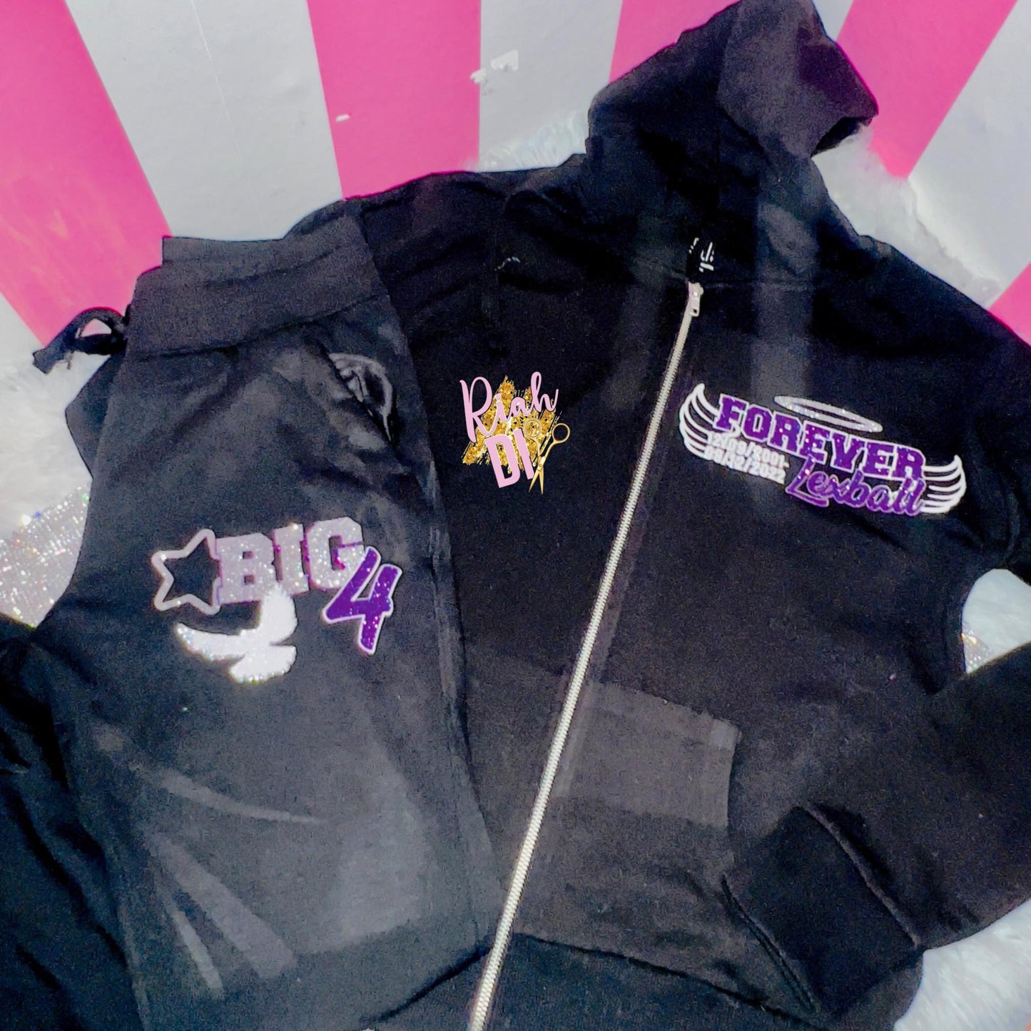 Sudadera con capucha y jogging con cara de purpurina simple
