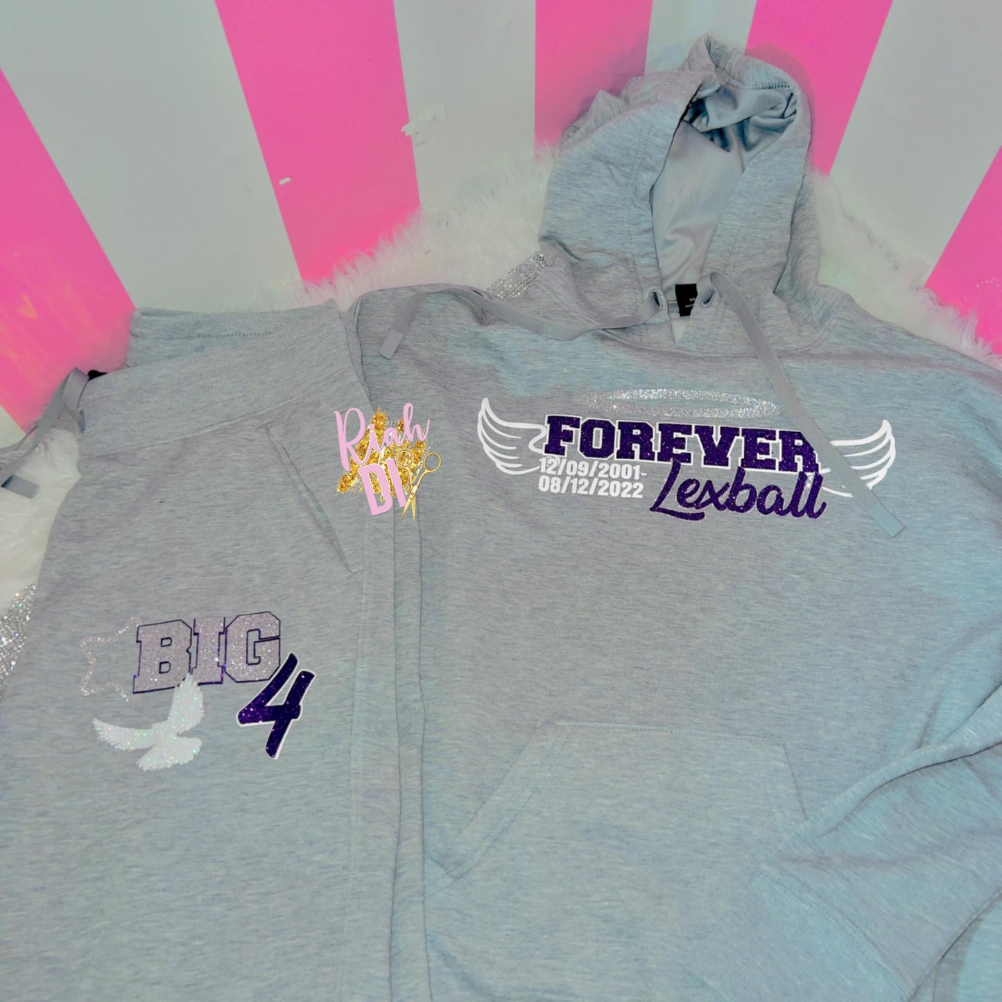 Sudadera con capucha y jogging con cara de purpurina simple