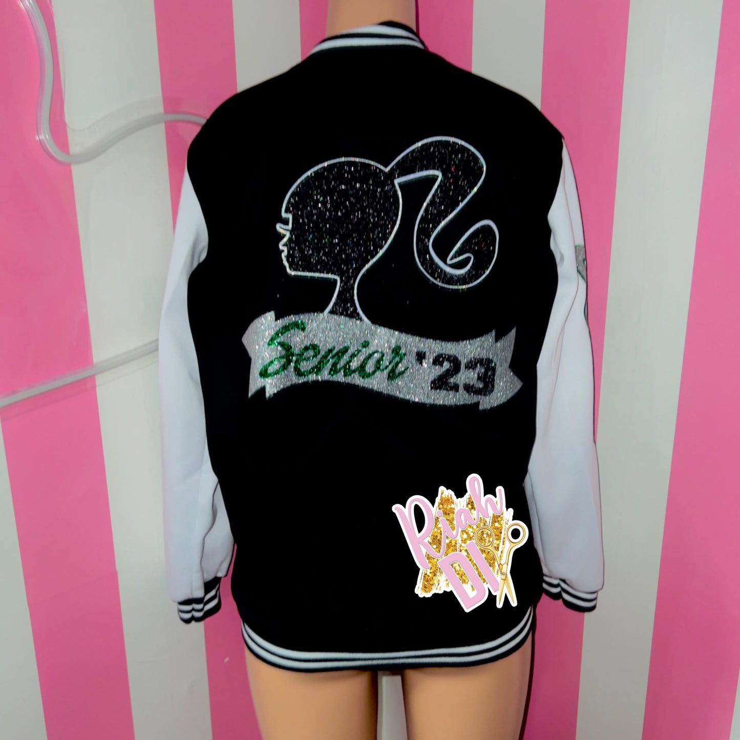 Chaqueta universitaria de Barbie para adultos