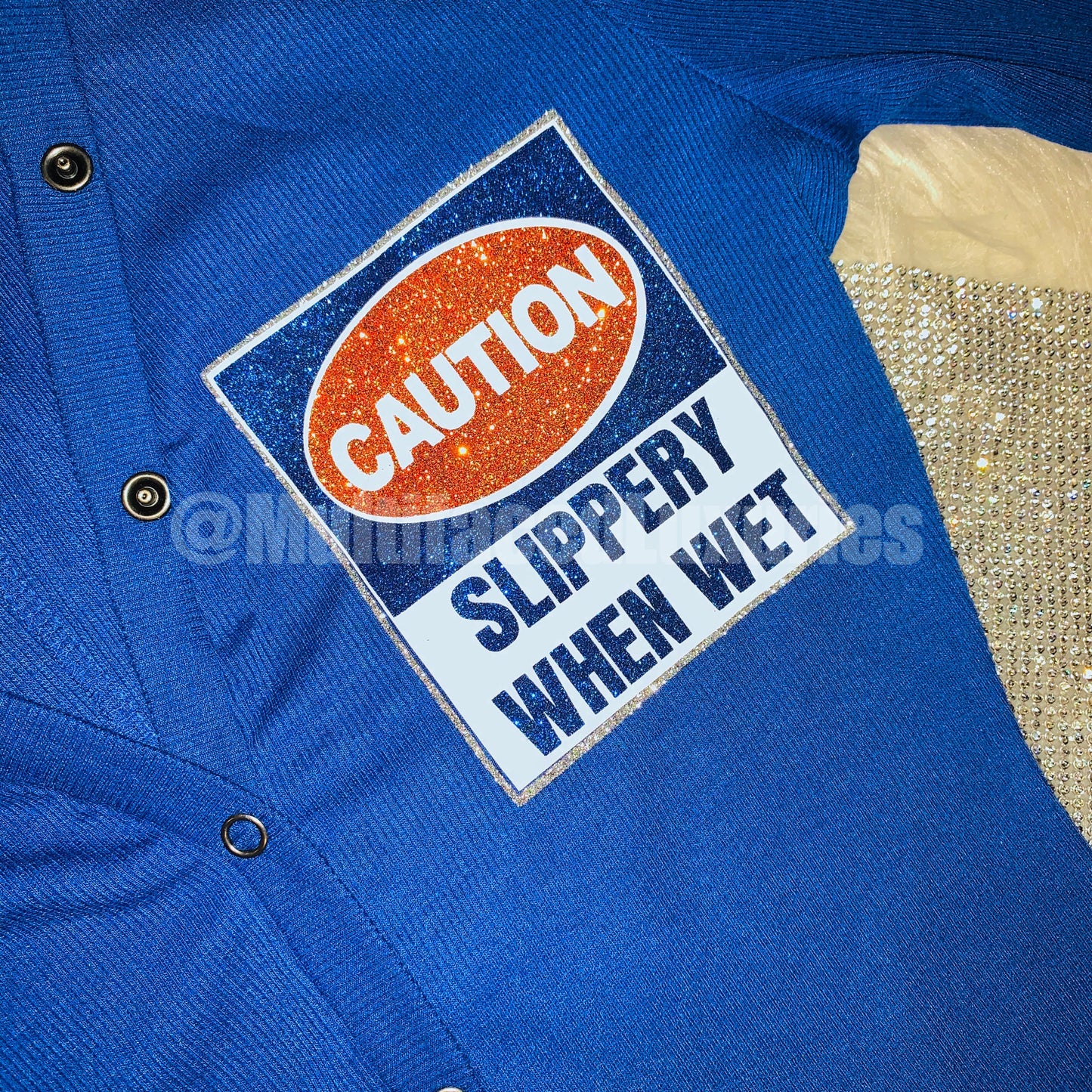 Precaución Aquafina Onesie