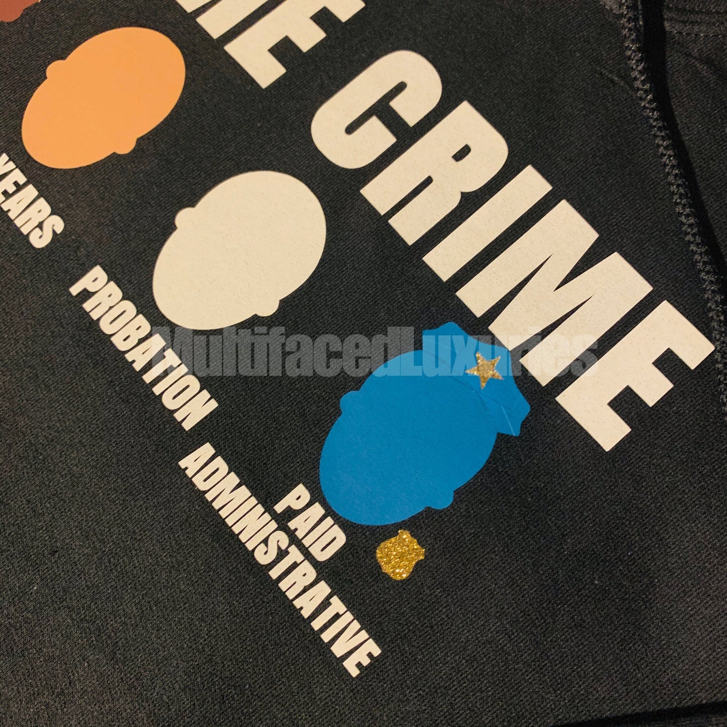 Sudadera con capucha "Mismo crimen, diferente momento"