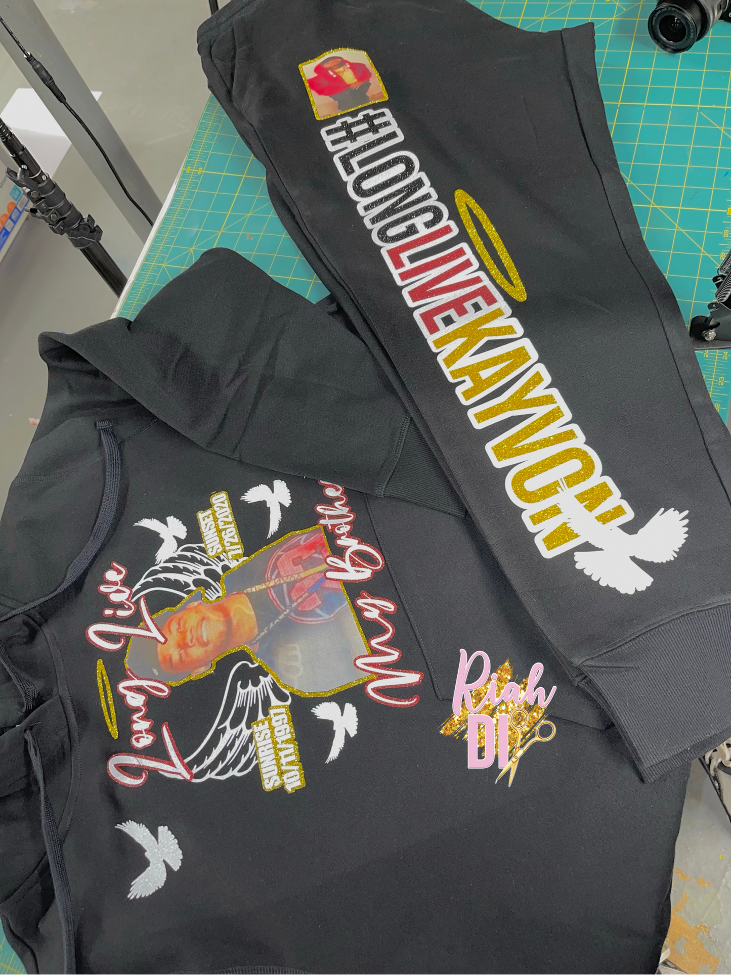Conjunto deportivo con capucha y foto de contorno