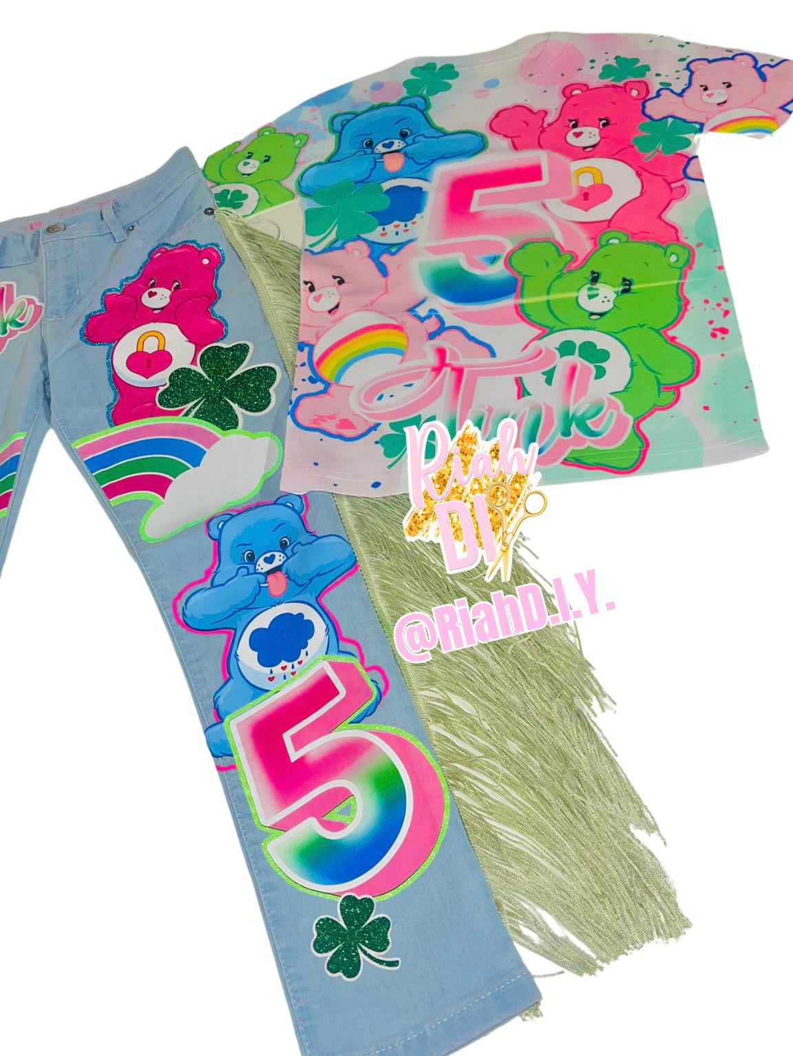Vaqueros con borlas y camiseta 3D