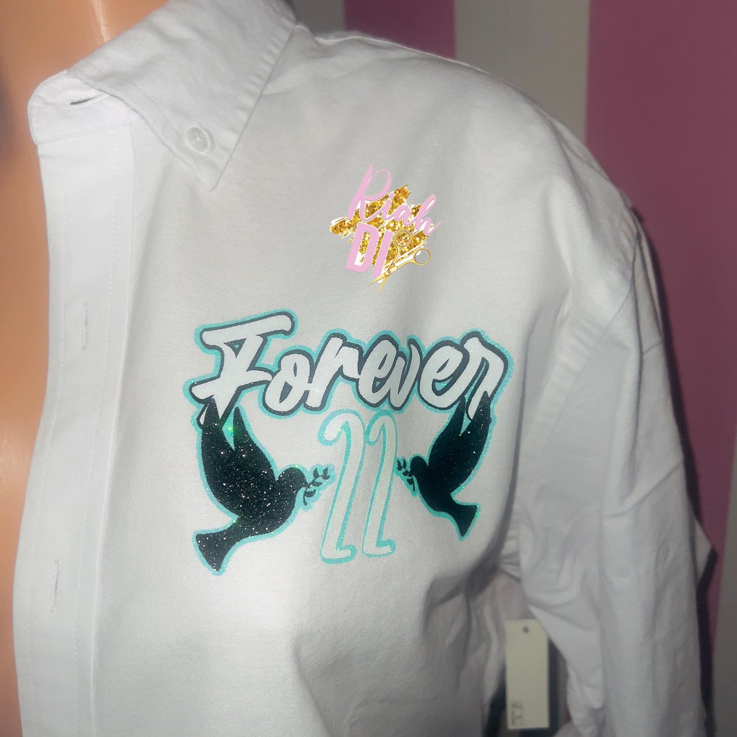 Camisa con botones y cara brillante