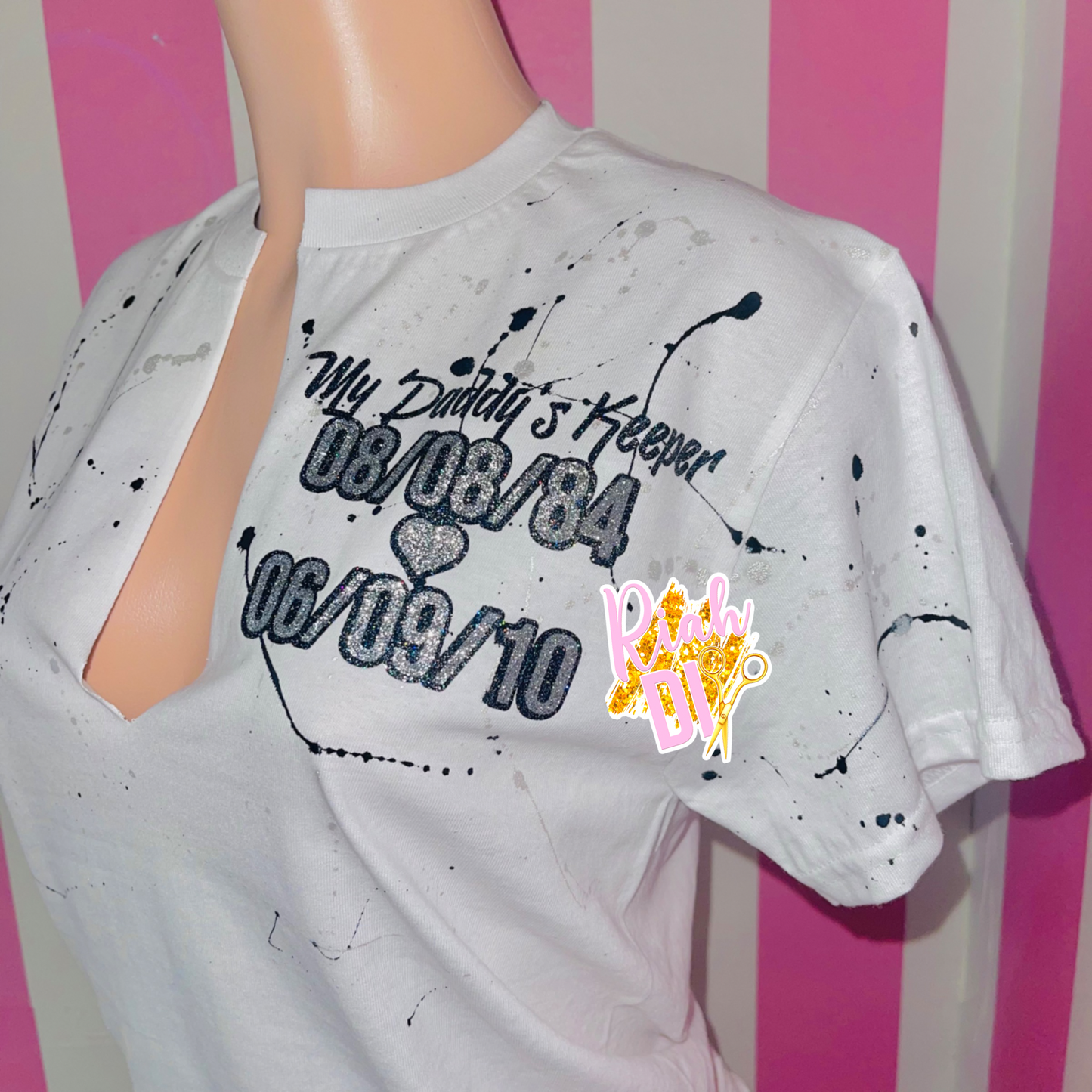 Camiseta con abertura y salpicaduras de pintura personalizada