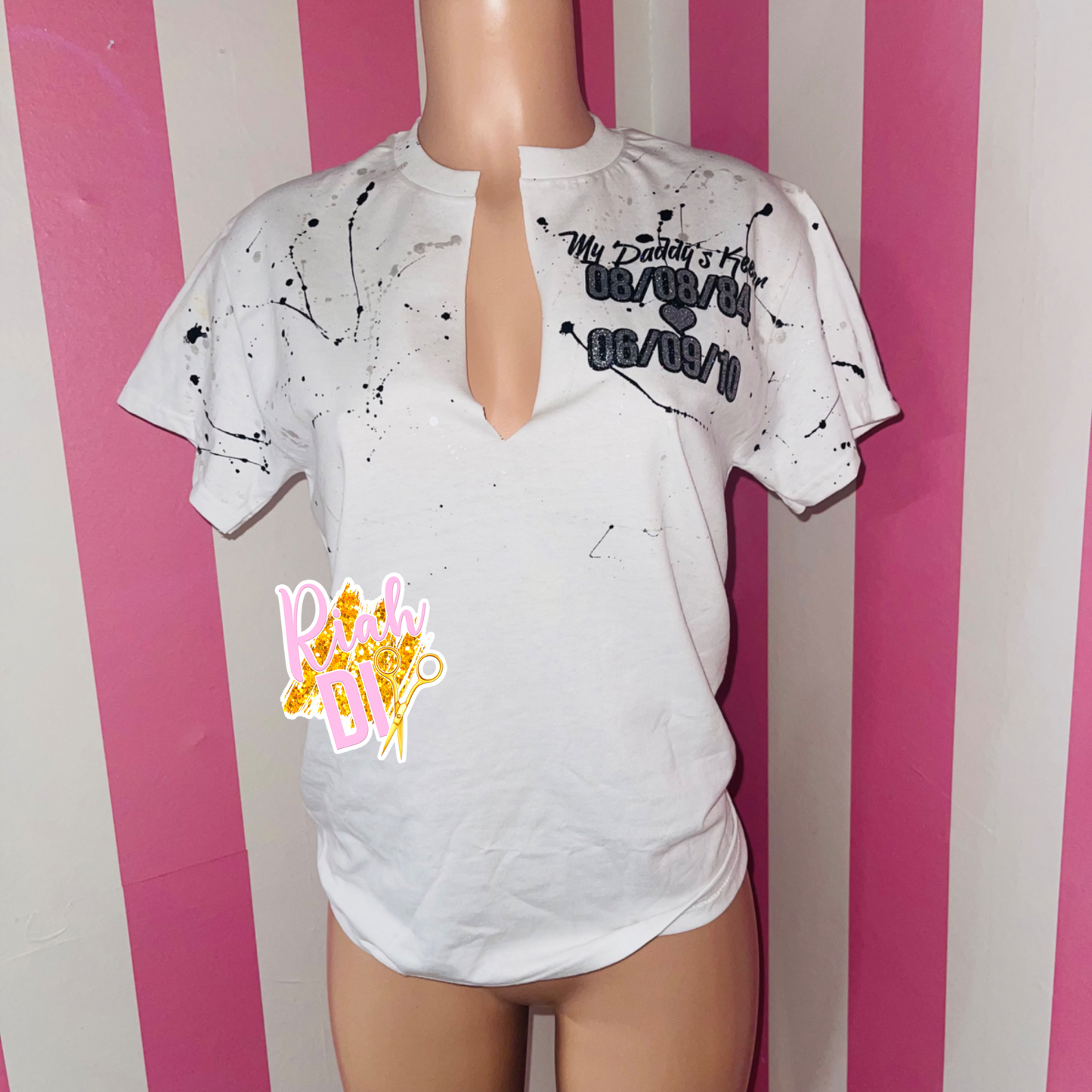 Camiseta con abertura y salpicaduras de pintura personalizada