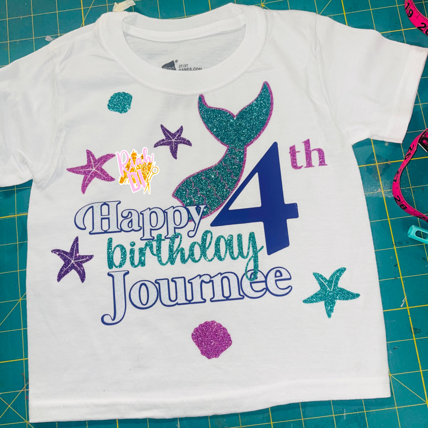 Camiseta de cumpleaños detallada para jóvenes