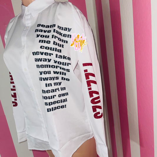 Camisa con botones y cara brillante con poema