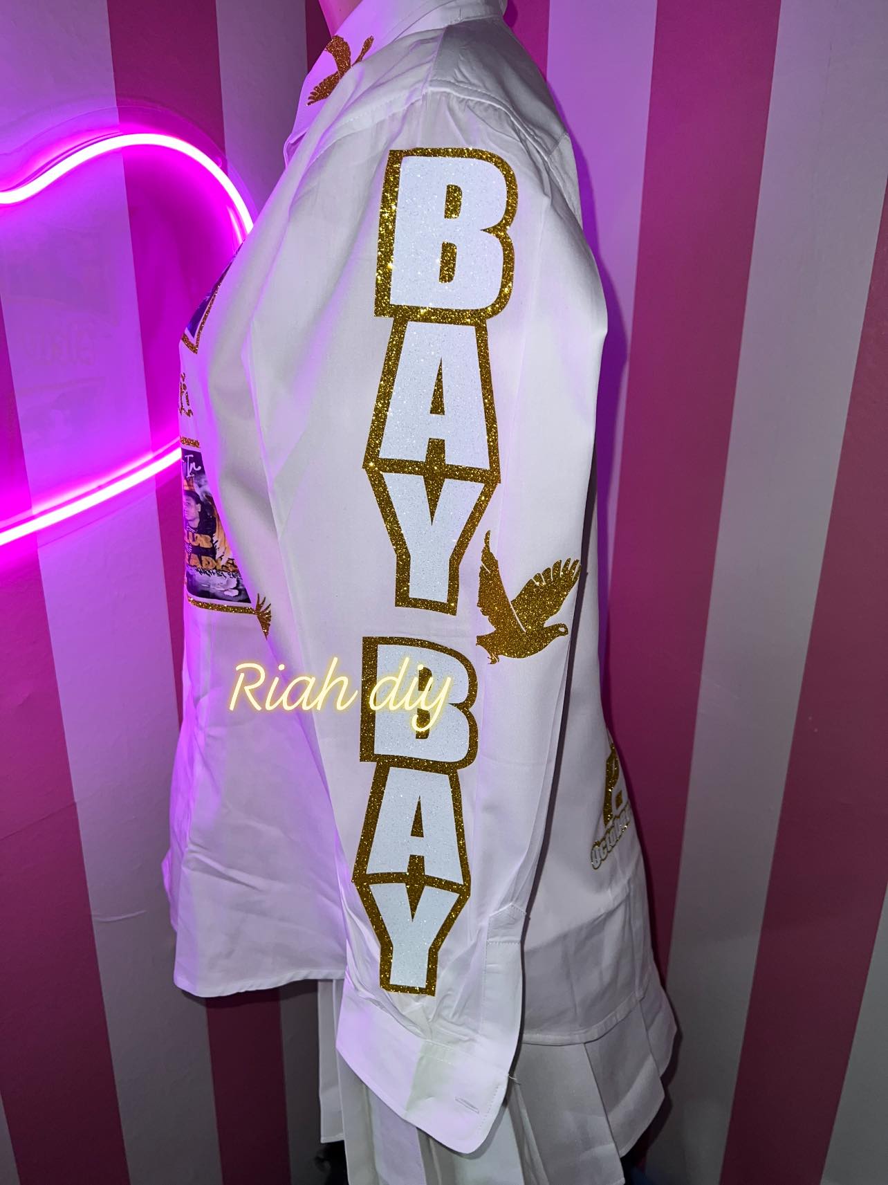 Camisa con botones y cara brillante con 4 imágenes al frente