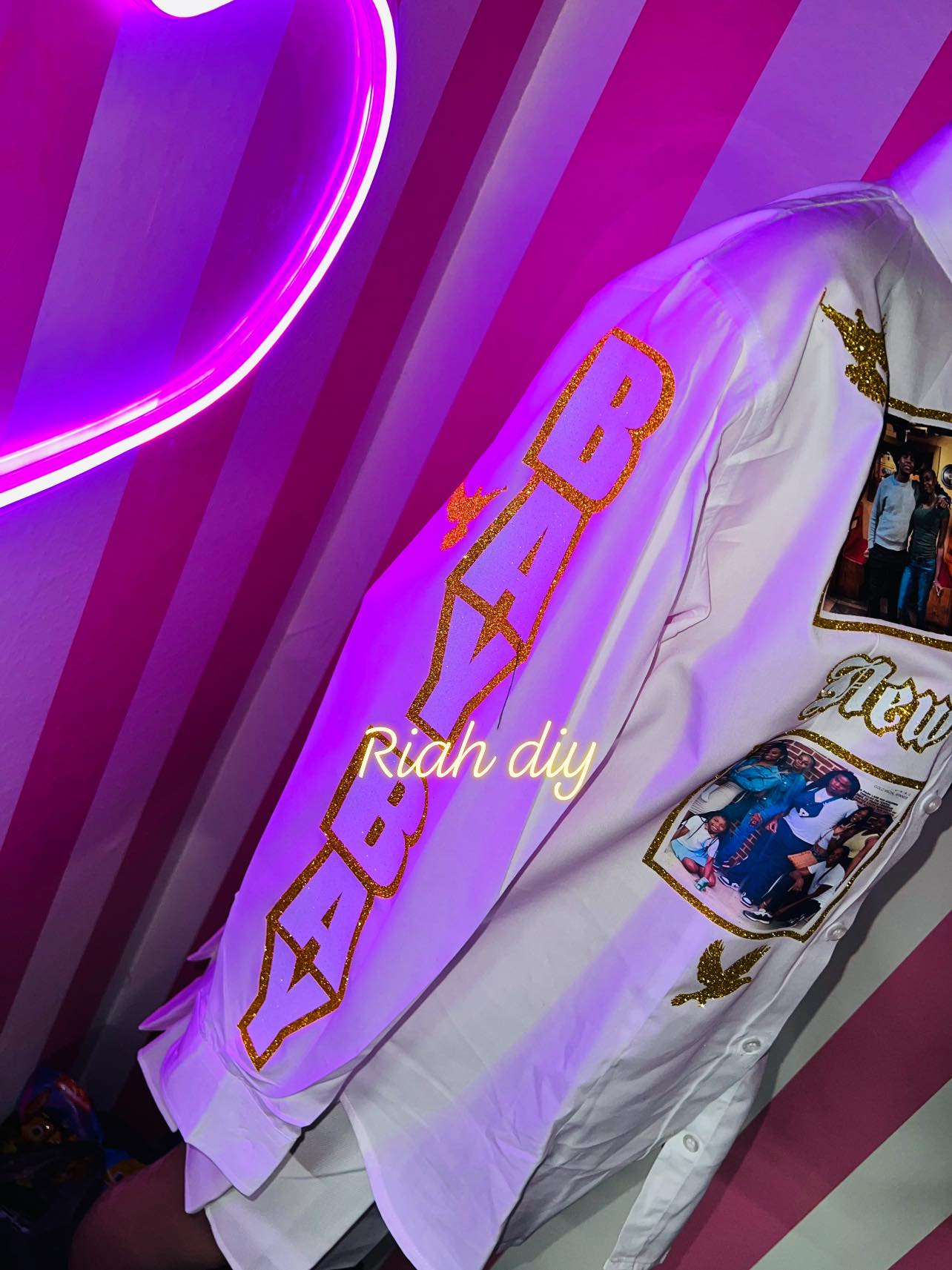 Camisa con botones y cara brillante con 4 imágenes al frente