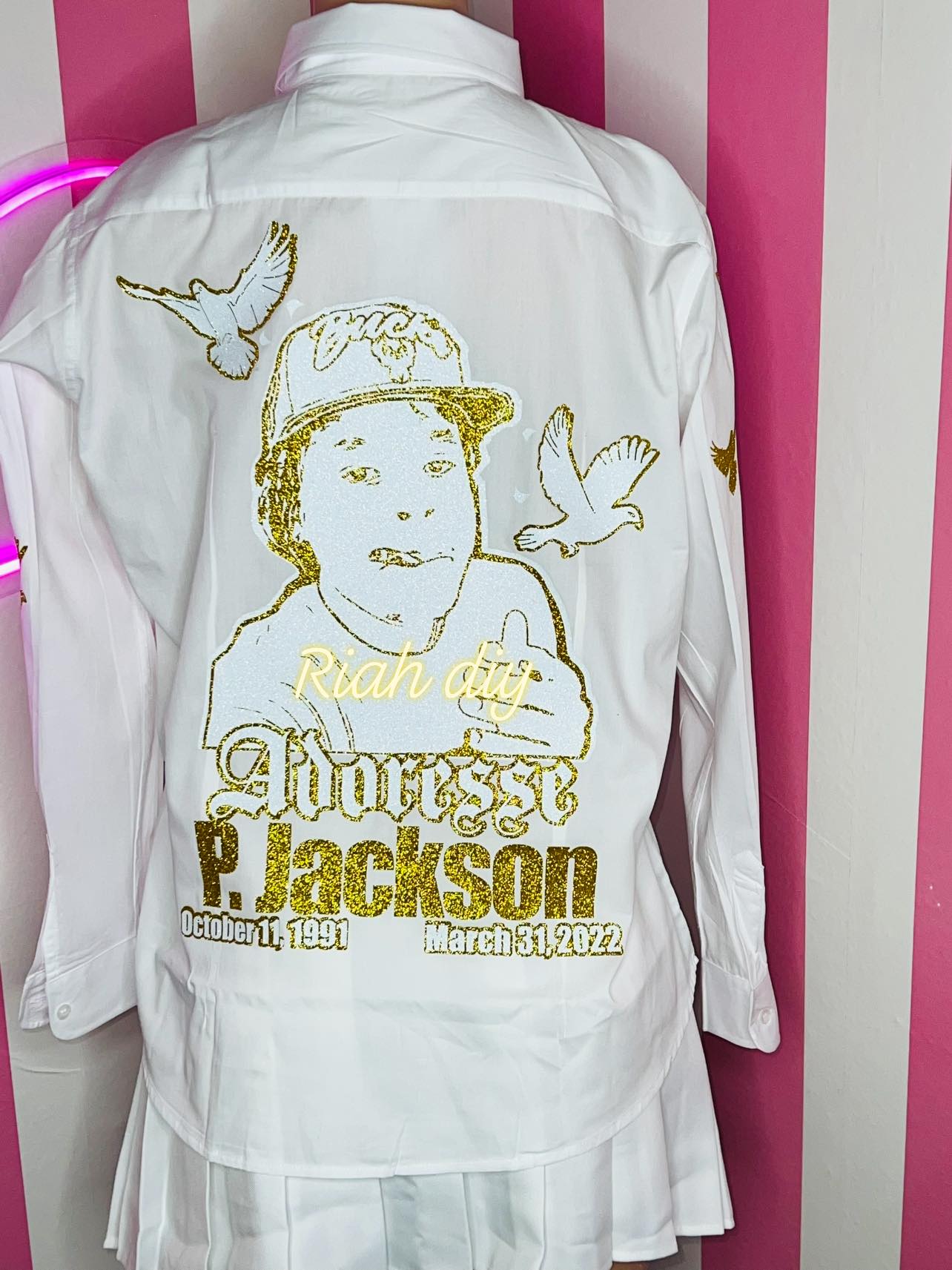 Camisa con botones y cara brillante con 4 imágenes al frente
