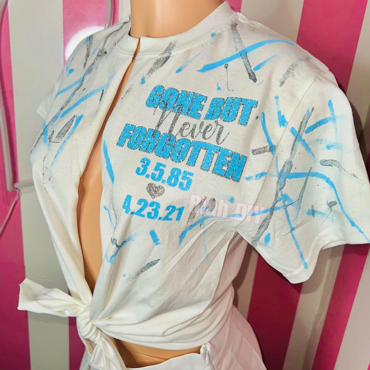 Camiseta con abertura y salpicaduras de pintura personalizada