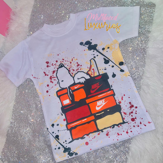 Camiseta con pila de zapatos de Snoopy