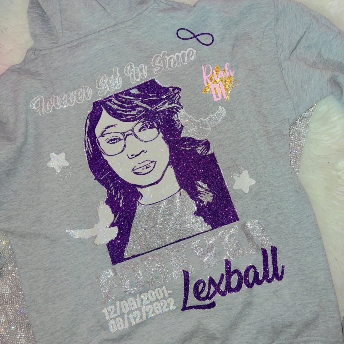 Sudadera con capucha y jogging con cara de purpurina simple