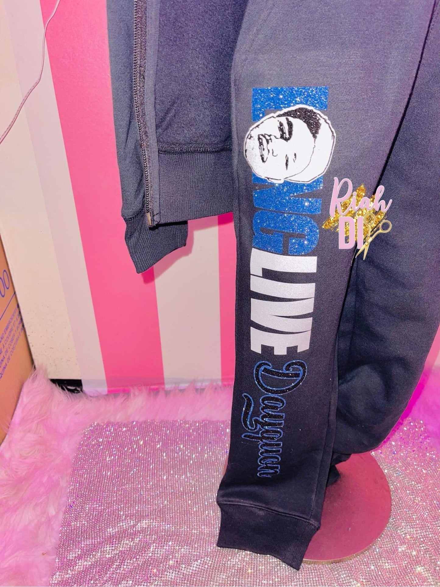 (JÓVENES) Sudadera con capucha Crescent Joggy con cara detallada y brillante