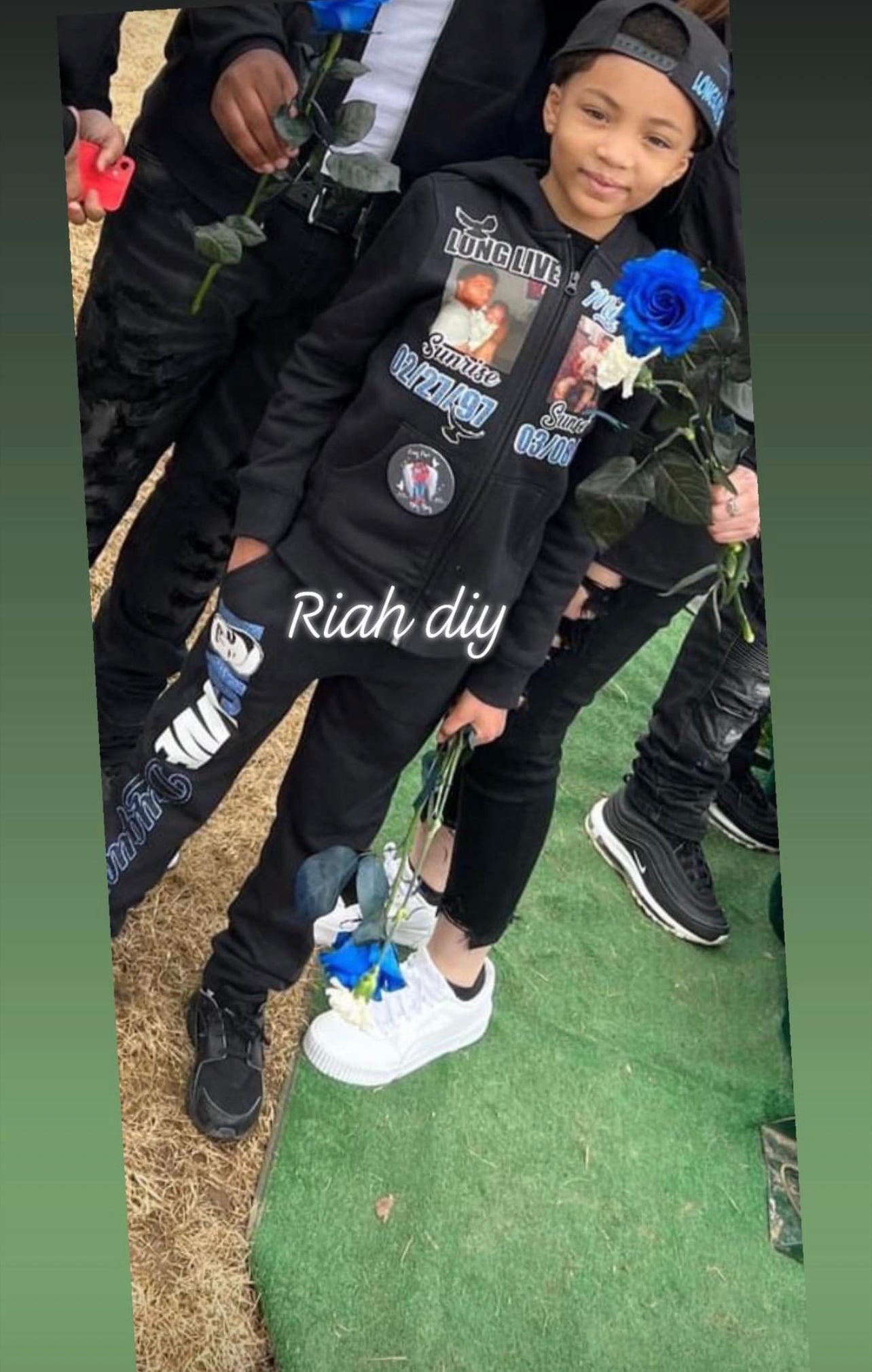 (JÓVENES) Sudadera con capucha Crescent Joggy con cara detallada y brillante