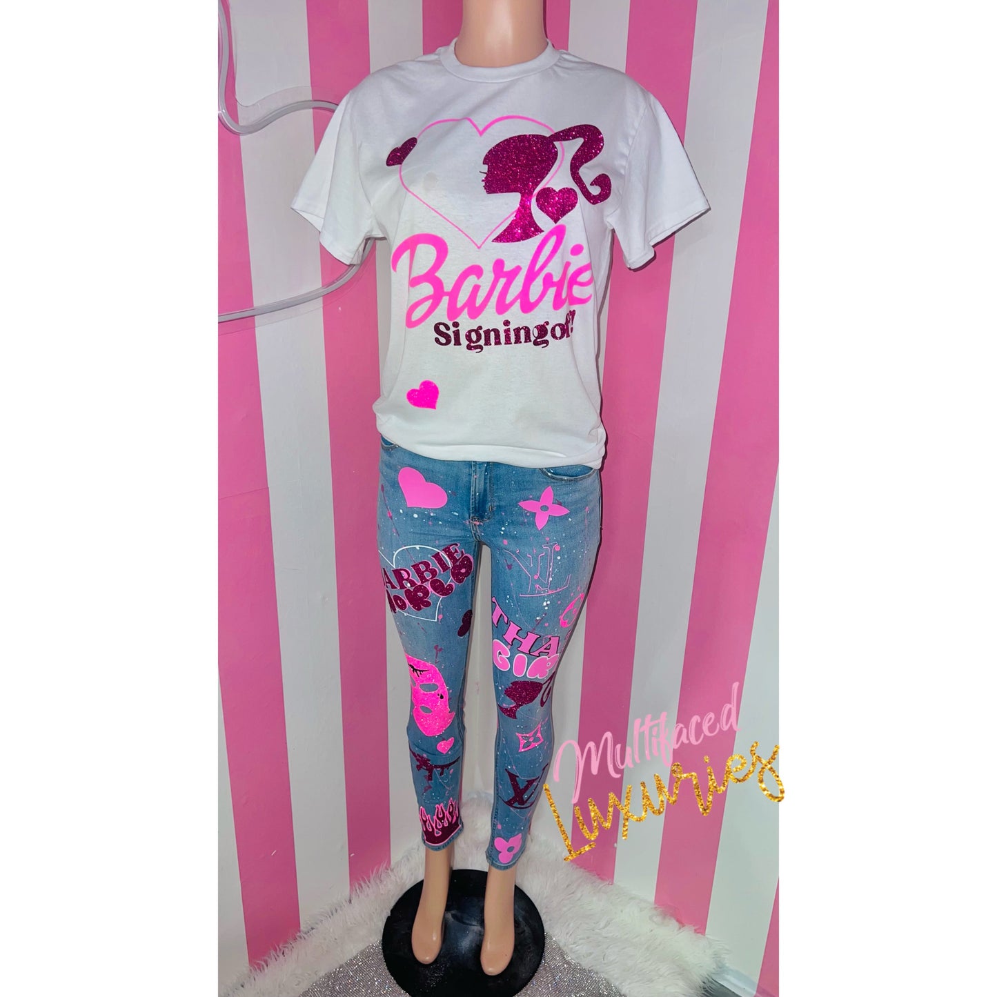 Barbie despidiéndose del set