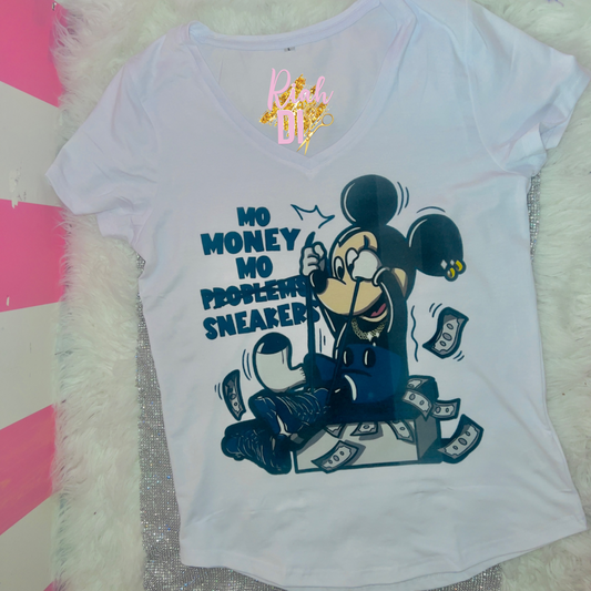 Camiseta "Más dinero, más zapatillas"