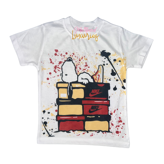 Camiseta con pila de zapatos de Snoopy