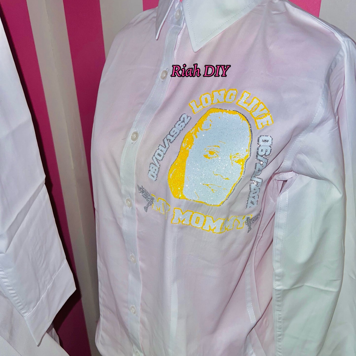 Camisa con botones y cara brillante en el pecho
